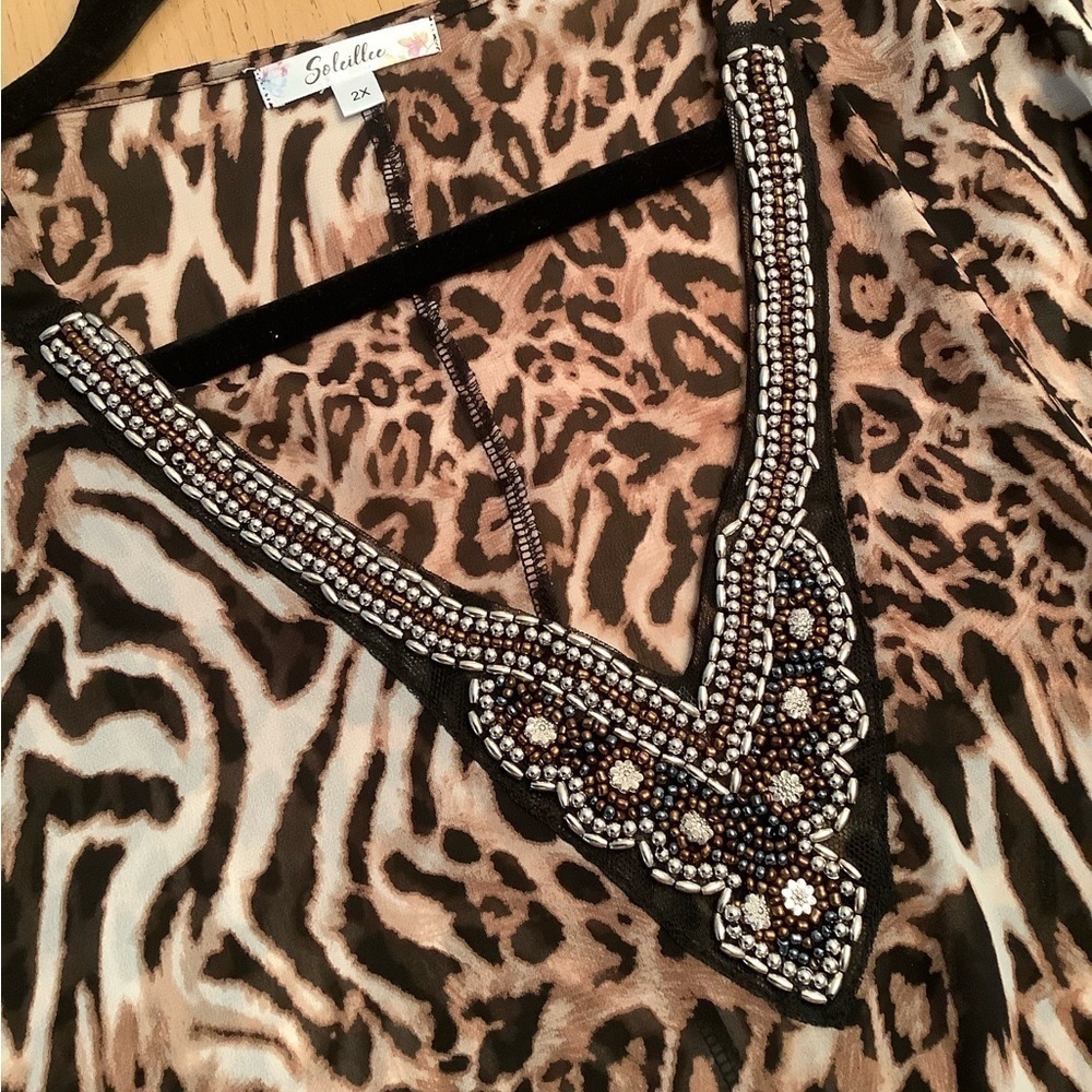 BEAUTIFUL 2X EMBELLISHED ANIMAL PRINT TOP, NWOT - Picture 3 of 5